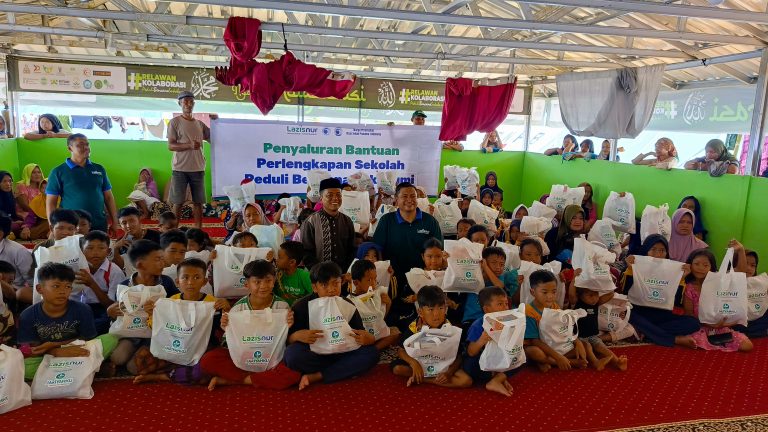 Lazisnur dan Jariyahku Salurkan Bantuan Peralatan Sekolah di Desa Lembur Sawah Kabupaten Sukabumi