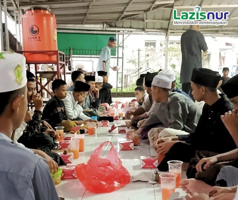 Kebersamaan di Bulan Suci: 80 Paket Buka Puasa dari BFF FKG 92 untuk Santri PPQ Nahwanur