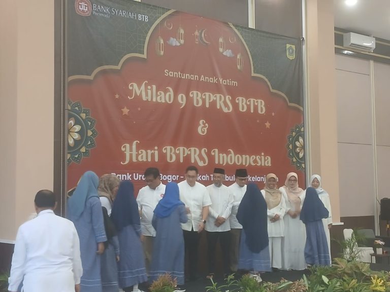15 anak yatim binaan Lazisnur mendapatkan santunan di milad BPRS BTB