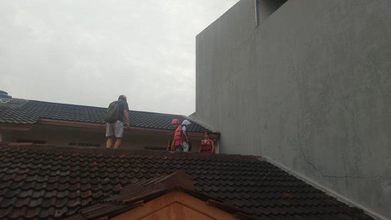Team Rescue Lazisnur Turun Membantu Evakuasi Korban Banjir Bogor