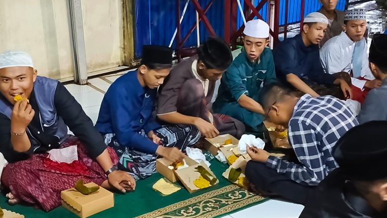 Lazisnur Salurkan 100 Paket Buka Puasa untuk Santri Penghafal Quran