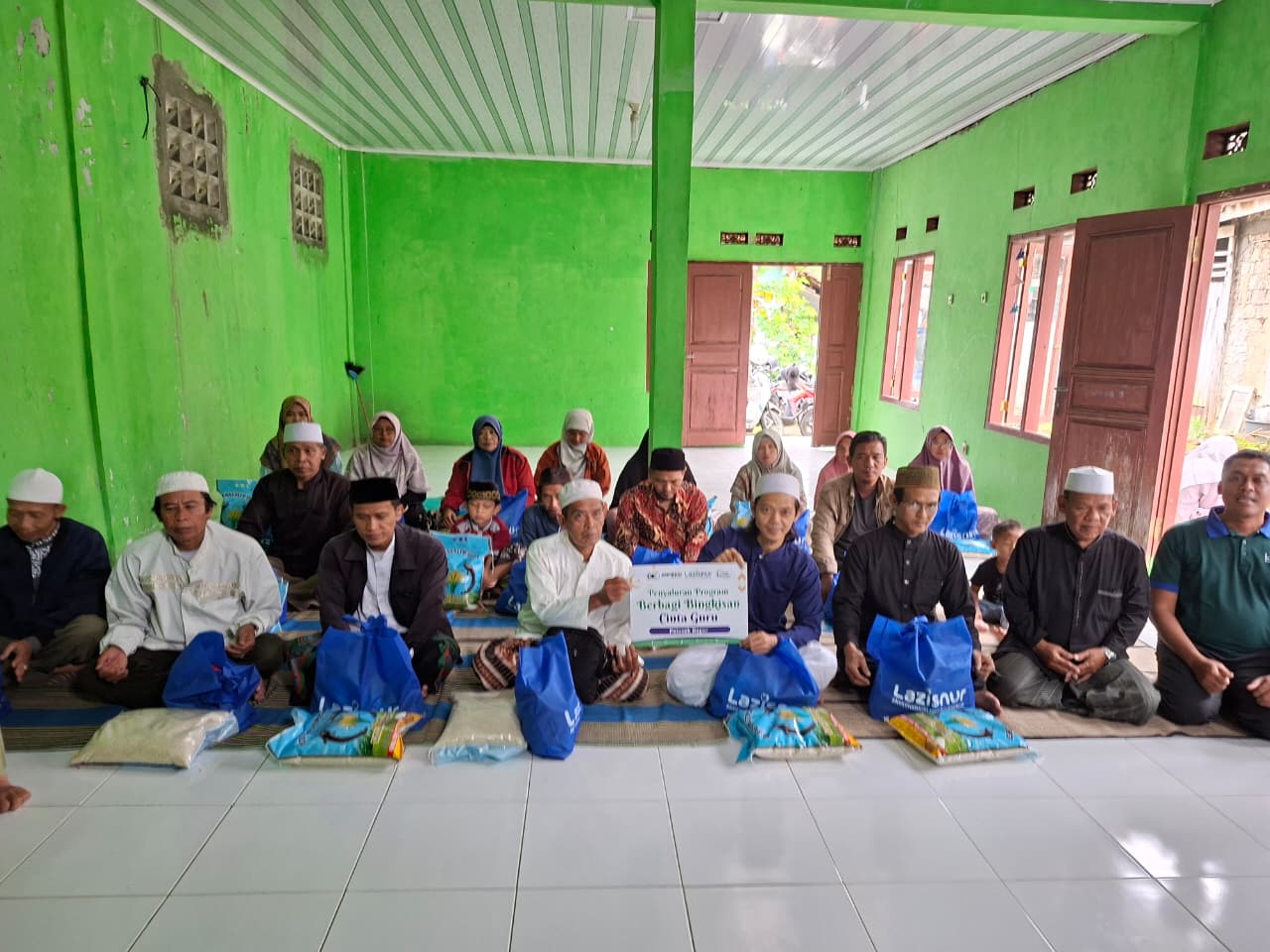 LAZISNUR dan Askrindo Syariah Salurkan 140 Paket “Bingkisan Cinta untuk Guru” di Kabupaten Bogor