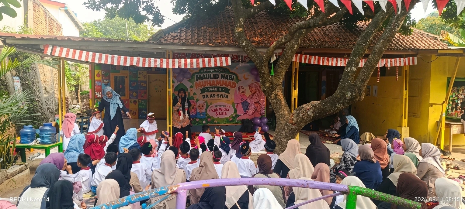 Storyteller LAZISNUR sedang berkisah, anak-anak menyimak dengan antusias